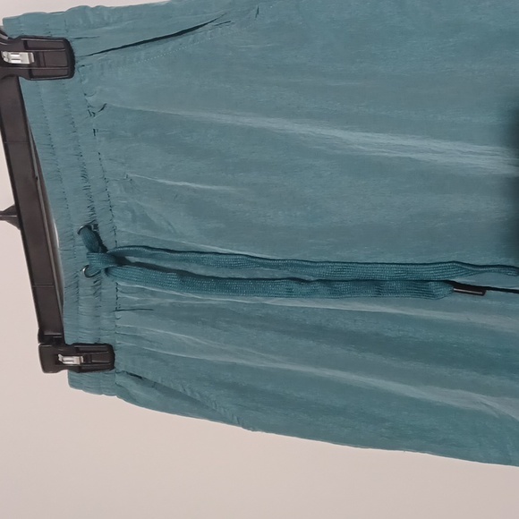 NEW IN jogger pants w/ drawstring & pockets. Parachute feel. Medium. NWT - Picture 2 of 16